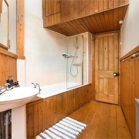 Large 1 Bedroom Georgian Lägenhet Edinburg