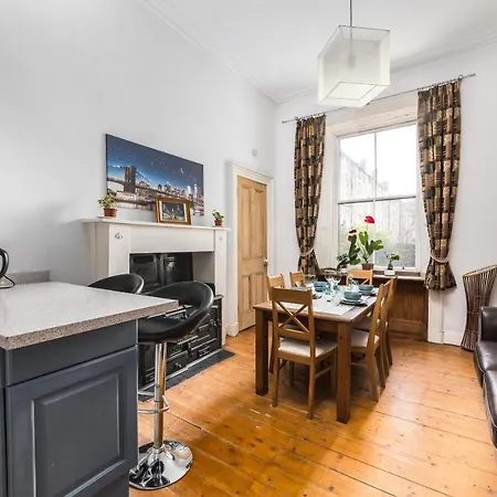 Large 1 Bedroom Georgian Lägenhet Edinburg