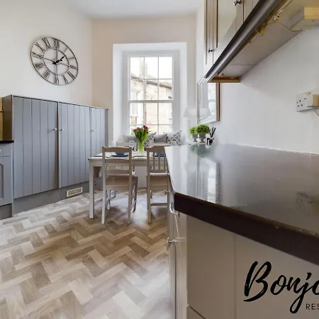 Montaigne - 2 Br-1ba In Stockbridge By Bonjour Residences *