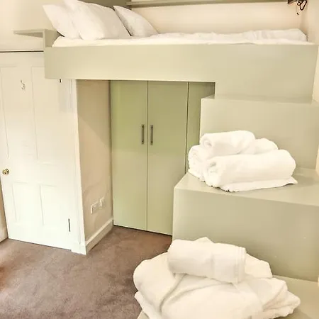 Chic & Bright Flat Near Holyrood Park *