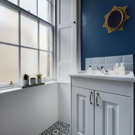 Stylish & Modern 2 Bedroom - Stockbridge. *