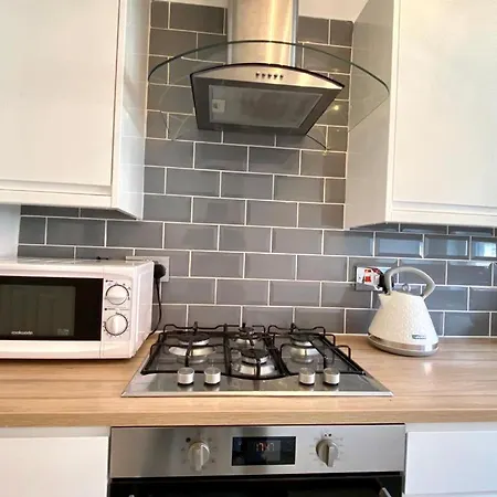 3 Bedroom - 2 Bathroom Townhouse In Corstorphine Near Murrayfield Stadium - Direct Bus To Centre In 20 Minutes - Two Private Parking Spaces - Private Sunny Garden - Recently Refurbished Edinburgh