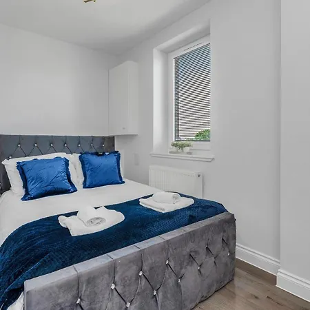 Stunning 3 Bedroom 2 Bathroom - Free Parking - Close To Centre & Airport
