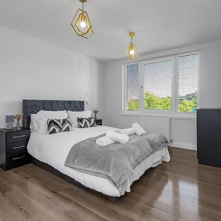 Stunning 3 Bedroom 2 Bathroom - Free Parking - Close To Centre & Airport