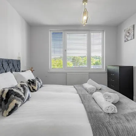 公寓 Stunning 3 Bedroom 2 Bathroom - Free Parking - Close To Centre & Airport *