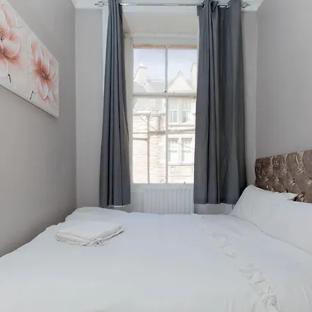 Bright & Homely Centre Near Holyrood 아파트 에든버러