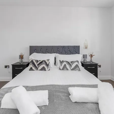 Stunning 3 Bedroom 2 Bathroom - Free Parking - Close To Centre & Airport * 爱丁堡