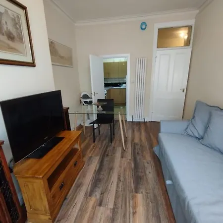 2 Bedrooms Flat Central Edinburgh, Sleeps 6, In The Shadow Of Holyrood Park And Arthur's Seat With Free Parking, Two Bed Lejlighed Edinburgh