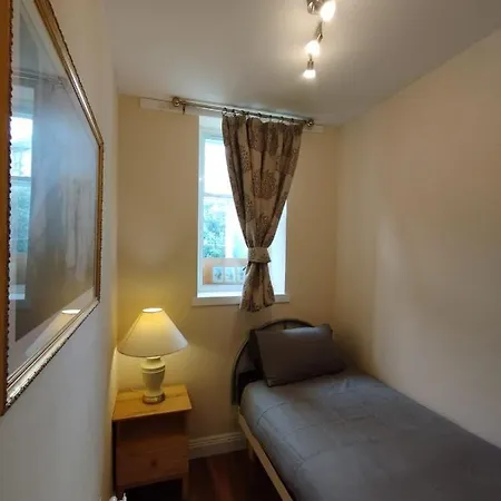 2 Bedrooms Flat Central Edinburgh, Sleeps 6, In The Shadow Of Holyrood Park And Arthur's Seat With Free Parking, Two Bed Lejlighed