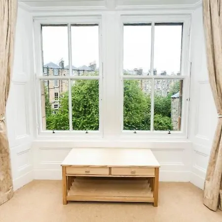 Entire, & Fully- Equipped Flat, West End Apartment