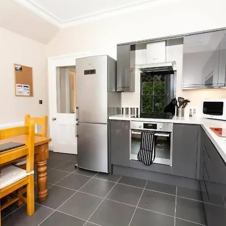Apartment Entire, & Fully- Equipped Flat, West End Edinburgh