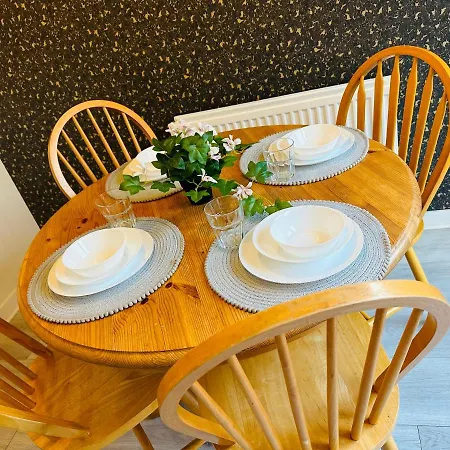 فيلة Modern 3 Bed With Free Parking And Garden Close To Center And Airport