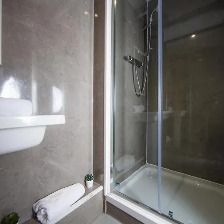 Desirable Retreat With Famous Park Views *