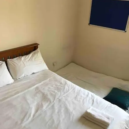 3 Bedrooms In Blackwood Crescent