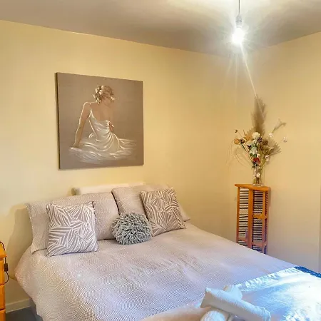 Rum i privatbostad Beautiful Two Double With Free Parking And Share Toilet