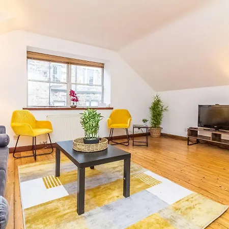 Central-2 Bed-private Entrance شقة *