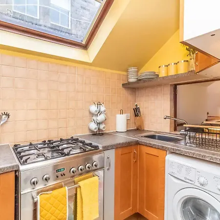 Central-2 Bed-private Entrance شقة *