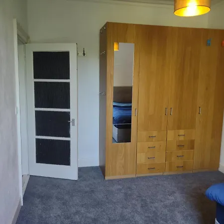Entire 2 Bedroom Flat Near Centre 4-6 Pp *