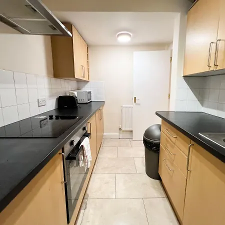 Convenient 2br Basement Flat In Leith Daire