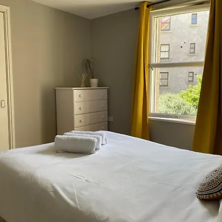Central, Fully Equipped Flat W/parking, Leith, *