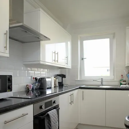 Modern 2-bed Haven, Free Parking Apartment