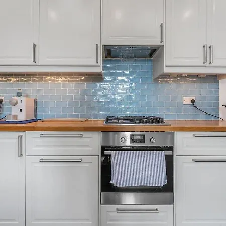 Bright And Spacious Flat Overlooking The Meadows Edinburgh