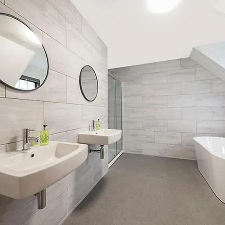 - - With Balcony And Free, Secure Garage Parking אדינבורו