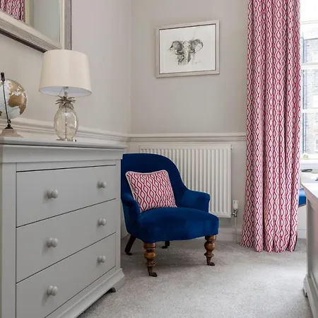 Elegant 2-bedroom In Centre Apartment