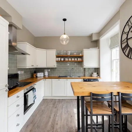 Elegant 2-bedroom In Centre Apartment