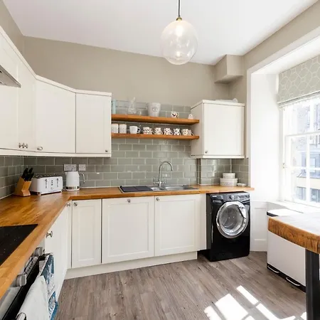 Elegant 2-bedroom In Centre Apartment Edinburgh