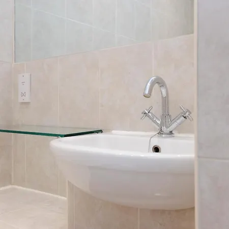 Elegant 2-bedroom In Centre Apartment *