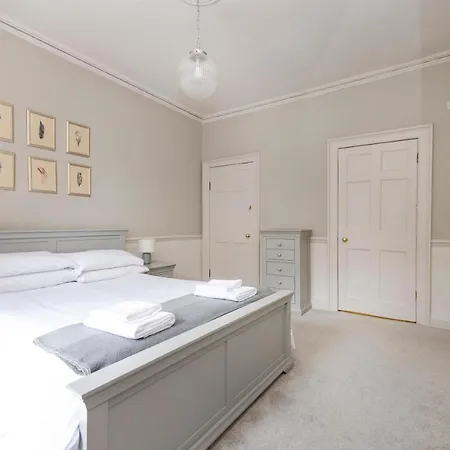 Elegant 2-bedroom In Centre Edinburgh