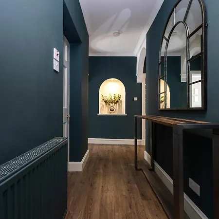 Elegant 2-bedroom In Centre Apartment