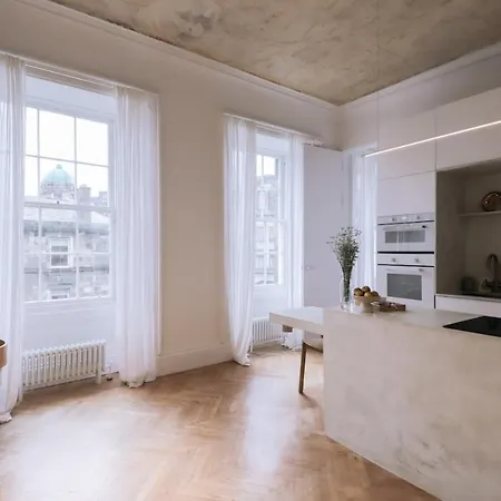 Contemporary 1bd Flat Wview Of Castle!