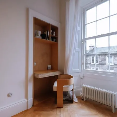 Contemporary 1bd Flat Wview Of Castle! Edinburg