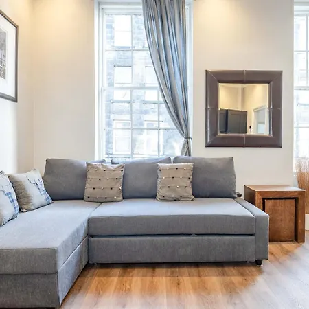 Traditional 3 Bedroom Quiet Duplex Flat By High St, Trams And Buses - Just 1-5 Miles To Centre Apartamento Edimburgo