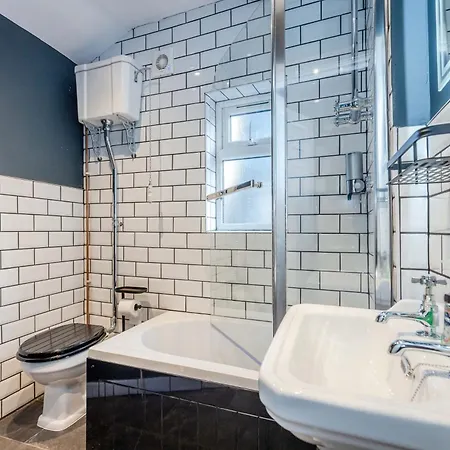 Traditional 3 Bedroom Quiet Duplex Flat By High St, Trams And Buses - Just 1-5 Miles To Centre * Edimburgo