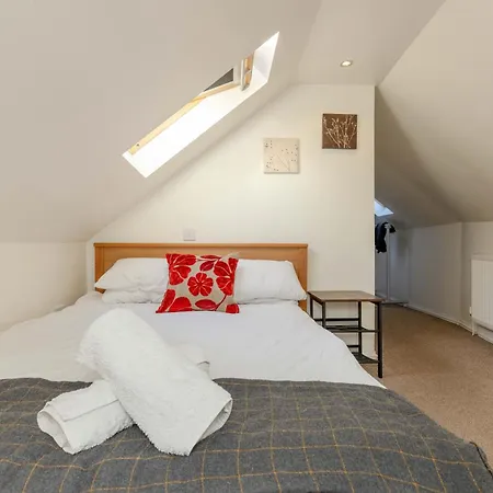Apartamento Traditional 3 Bedroom Quiet Duplex Flat By High St, Trams And Buses - Just 1-5 Miles To Centre
