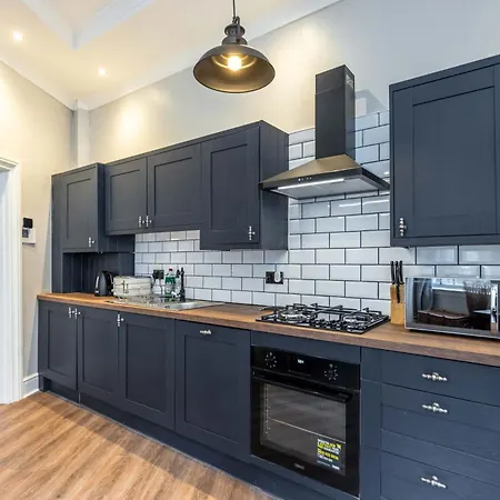 Traditional 3 Bedroom Quiet Duplex Flat By High St, Trams And Buses - Just 1-5 Miles To Centre Apartamento Edimburgo
