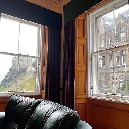 Lovely 2 Bed Flat Located Next To Castle 아파트 *