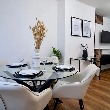 Modern 2 Bedroom In Free Parking Edynburg