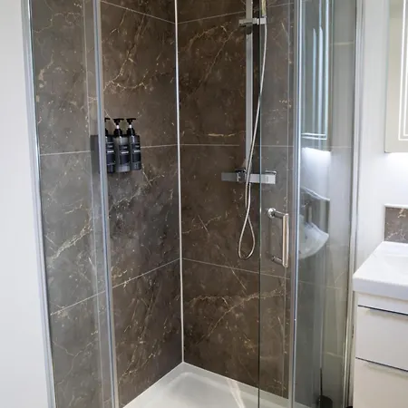 Modern 2 Bedroom In Free Parking Edynburg