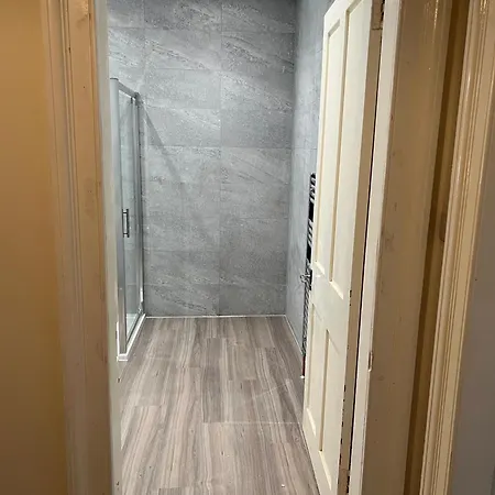 Beautiful 2 Bed 2 Bath Flat Overlooking Meadows Park Appartement *