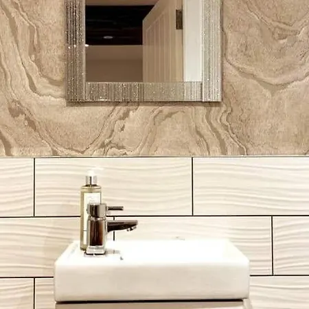 Montgomery Lovely 3 Bedroom With Private Garden In Centre * Edinburgh