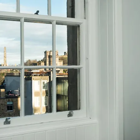Quiet, 2 Bedroom Royal Mile Gem * Edinburgh