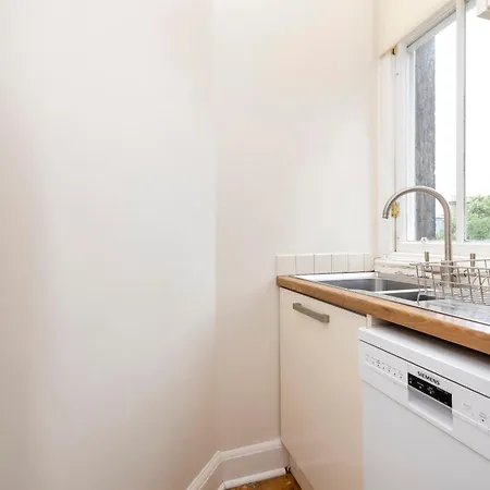 Tasteful 1-bedroom Near Meadows *