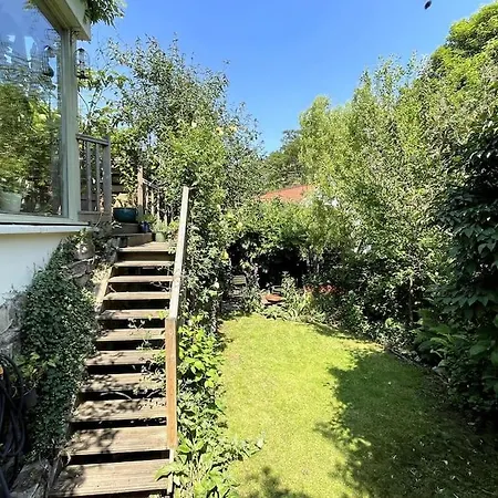 Charming Victorian Riverside Near Centre Semesterbostad *