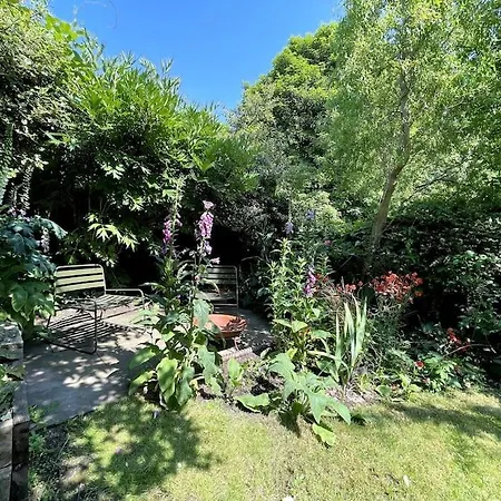 Charming Victorian Riverside Near Centre