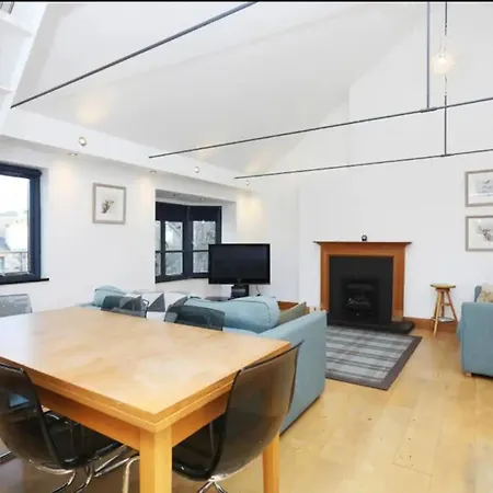 Cozy Mezzanine In Edinburgh's Old Town 에든버러