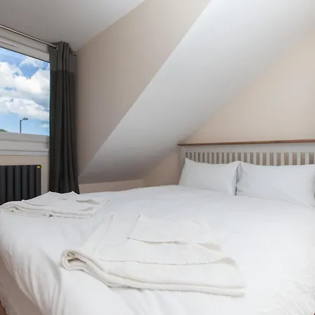 Luxe Arthurs Seat View Townhouse With Hot Tub